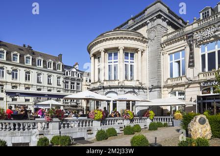 Parco di fronte al Casino de Spa e brasserie in estate nella città Spa, Liegi, Belgio | Casino de Spa et brasserie en été dans la ville de Spa, Liége, Belgique 23/08/2018 Foto Stock