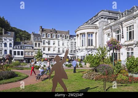 Parco di fronte al Casino de Spa e brasserie in estate nella città Spa, Liegi, Belgio | Casino de Spa et brasserie en été dans la ville de Spa, Liége, Belgique 23/08/2018 Foto Stock