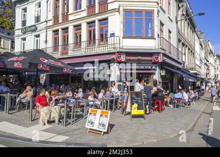 Tourists enjoying Belgian beer on pavement café in summer in the city Spa, Liège, Belgium | Touristes sur terrasse de taverne en été dans la ville de Spa, Liége, Belgique 24/08/2018 Stock Photo