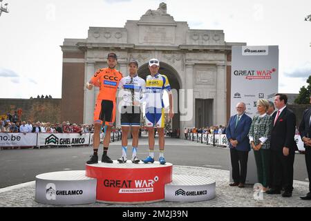 Il polacco Pawel Bernas di CCC Sprandi Polkowice, l'estone Mihkel Raim dell'Israel Cycling Academy e il belga Preben Van Hecke dello Sport Vlaanderen-Baloise sul podio della gara ciclistica di un giorno, la Grande Guerra Remembrance Race, da Nieuwpoort a Ieper, venerdì 24 agosto 2018. FOTO DI BELGA DAVID STOCKMAN Foto Stock