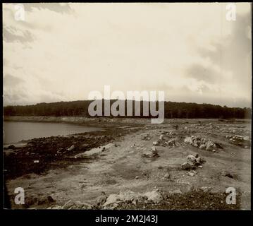 Dipartimento di distribuzione, Low Service Spot Pond Reservoir, Stoneham, Mass., ca. 1900 , opere d'acqua, serbatoi strutture di distribuzione dell'acqua, cantieri edili Foto Stock