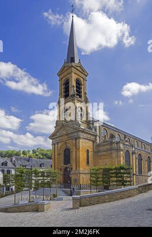 Chiesa neoclassica di San Pietro e Paolo / Église Saints-Pierre-et-Paul nella città Bouillon, Provincia di Lussemburgo, Ardenne belghe, Belgio | Église Saints-Pierre-et-Paul à Bouillon en été, Lussemburgo, Ardenne, Belgio 28/08/2018 Foto Stock