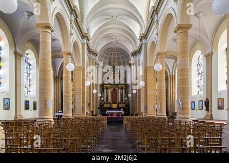 Chiesa neoclassica di San Pietro e Paolo / Église Saints-Pierre-et-Paul nella città Bouillon, Provincia di Lussemburgo, Ardenne belghe, Belgio | Église Saints-Pierre-et-Paul à Bouillon, Lussemburgo, Ardenne, Belgio 28/08/2018 Foto Stock