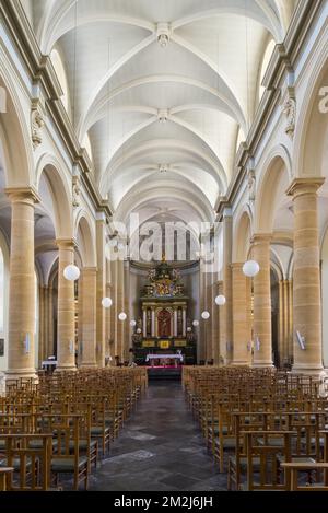 Chiesa neoclassica di San Pietro e Paolo / Église Saints-Pierre-et-Paul nella città Bouillon, Provincia di Lussemburgo, Ardenne belghe, Belgio | Église Saints-Pierre-et-Paul à Bouillon, Lussemburgo, Ardenne, Belgio 28/08/2018 Foto Stock