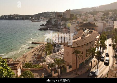 Un'immagine aerea del sole che splende su una baia costiera a Palma di Maiorca, Spagna Foto Stock