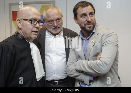 L'avvocato Gonzalo Boye, ex ministro della Cultura della Catalogna Lluis Puig ed ex ministro della Sanità del governo catalano Antoni Comin i Olivere, raffigurato in aula durante una sessione del Tribunale di primo grado, In un caso di esilio del presidente regionale catalano Carles Puigdemont e dei suoi altri 4 ministri contro il magistrato spagnolo Llarena che accusano di imparzialità, martedì 04 settembre 2018 a Bruxelles. Foto Stock