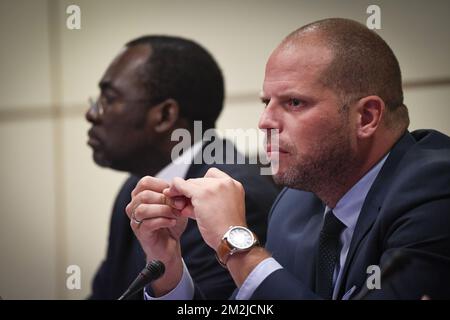 Laurent Mutambayi e il Segretario di Stato per la politica d'asilo, la migrazione e la semplificazione amministrativa Theo Francken hanno fatto la foto nel corso di una sessione della commissione parlamentare per gli interni, al parlamento federale, a Bruxelles, mercoledì 05 settembre 2018. Il primo Ministro Charles Michel deve rispondere alle domande sull'estradizione di un uomo in Albania. FOTO DI BELGA LAURIE DIEFFEMBACQ Foto Stock