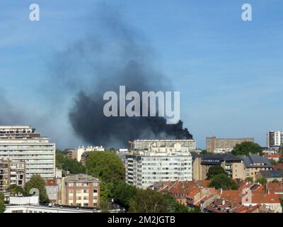 Il fumo nero sorge da un edificio di appartamenti in Avenue Ciceron - Cicerolaan, in Evere, martedì 11 settembre 2018. Un incendio scoppiò nella torre piatta. Non ci sono dettagli sulle vittime o sulla causa dell'incendio. FOTO DI BELGA KAAT DEPOORTER Foto Stock