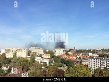 Il fumo nero sorge da un edificio di appartamenti in Avenue Ciceron - Cicerolaan, in Evere, martedì 11 settembre 2018. Un incendio scoppiò nella torre piatta. Non ci sono dettagli sulle vittime o sulla causa dell'incendio. FOTO DI BELGA KAAT DEPOORTER Foto Stock