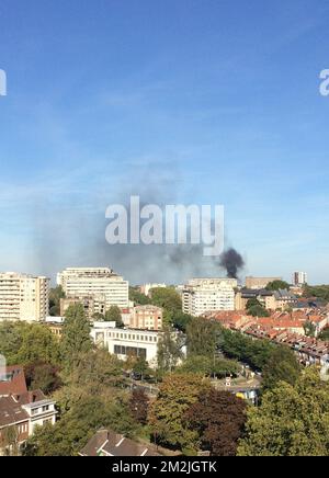 Il fumo nero sorge da un edificio di appartamenti in Avenue Ciceron - Cicerolaan, in Evere, martedì 11 settembre 2018. Un incendio scoppiò nella torre piatta. Non ci sono dettagli sulle vittime o sulla causa dell'incendio. FOTO DI BELGA KAAT DEPOORTER Foto Stock