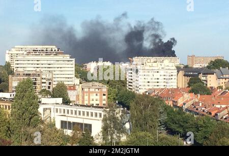 Il fumo nero sorge da un edificio di appartamenti in Avenue Ciceron - Cicerolaan, in Evere, martedì 11 settembre 2018. Un incendio scoppiò nella torre piatta. Non ci sono dettagli sulle vittime o sulla causa dell'incendio. FOTO DI BELGA KAAT DEPOORTER Foto Stock