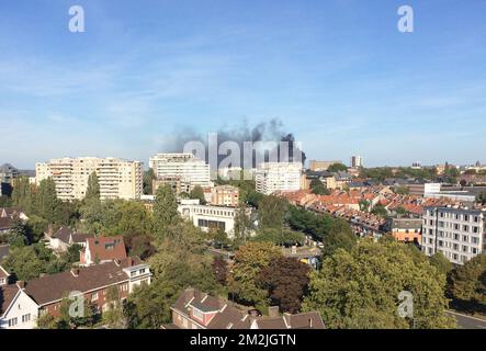 Il fumo nero sorge da un edificio di appartamenti in Avenue Ciceron - Cicerolaan, in Evere, martedì 11 settembre 2018. Un incendio scoppiò nella torre piatta. Non ci sono dettagli sulle vittime o sulla causa dell'incendio. FOTO DI BELGA KAAT DEPOORTER Foto Stock