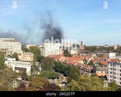 Il fumo nero sorge da un edificio di appartamenti in Avenue Ciceron - Cicerolaan, in Evere, martedì 11 settembre 2018. Un incendio scoppiò nella torre piatta. Non ci sono dettagli sulle vittime o sulla causa dell'incendio. FOTO DI BELGA KAAT DEPOORTER Foto Stock