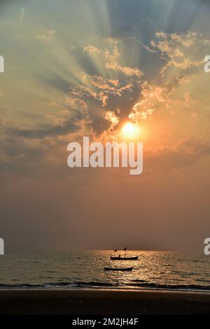 Tramonto, luce del sole, sunburst, sole, raggio di sole, Spiaggia di Surwada, Valsad, Gujarat, India, Asia Foto Stock