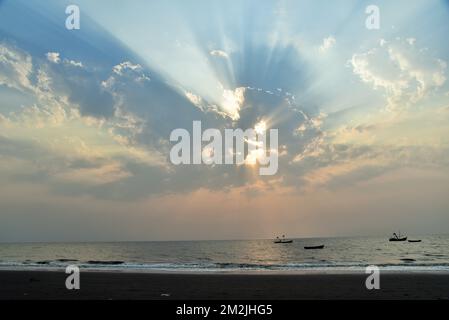 Tramonto, luce del sole, sunburst, sole, raggio di sole, Spiaggia di Surwada, Valsad, Gujarat, India, Asia Foto Stock