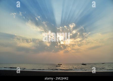 Tramonto, luce del sole, sunburst, sole, raggio di sole, Spiaggia di Surwada, Valsad, Gujarat, India, Asia Foto Stock