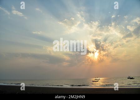 Tramonto, luce del sole, sunburst, sole, raggio di sole, Spiaggia di Surwada, Valsad, Gujarat, India, Asia Foto Stock