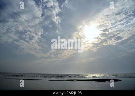 Tramonto, luce del sole, sunburst, sole, raggio di sole, Spiaggia di Surwada, Valsad, Gujarat, India, Asia Foto Stock