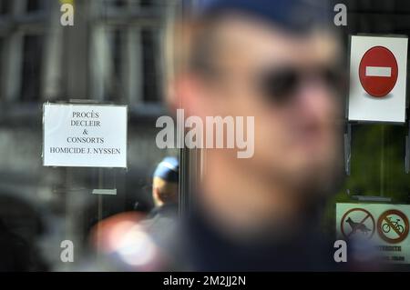 L'immagine mostra i poliziotti in piedi guardia di fronte al palazzo della giustizia di Liegi, in vista di una sessione del tribunale penale di Liegi nel processo per l'assassinio di Jean-Francois Nyssen, chiamato 'Jeff', Che fu coinvolto in una lotta tra i gruppi rivali ciclisti il 26 dicembre 2015 a Haccourt, venerdì 14 settembre 2018, nel palazzo della giustizia di Liegi. FOTO DI BELGA ERIC LALMAND Foto Stock