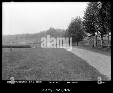 Servizio di distribuzione, tubi di alimentazione, Sezione 3, Colby Street, Newton, Massa, 14 maggio 1903 , acquedotti, condotti di tubi, cantieri edili Foto Stock