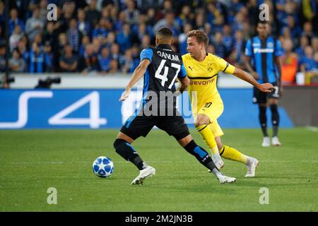 Arnaud Danjuma del Club e Mario Gotze di Dortmund combattono per la palla durante una partita tra la squadra di calcio belga Club Brugge KV e la squadra tedesca Borussia Dortmund, a Brugge, martedì 18 settembre 2018, giorno uno della UEFA Champions League, nel gruppo A. BELGA FOTO KURT DESPLENTER Foto Stock