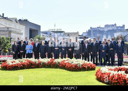 (1st Row) il primo ministro svedese Stefan Lofven, il primo ministro sloveno Marjan Sarec, il cancelliere tedesco Angela Merkel, il primo ministro finlandese Juha Sipila, il presidente lituano Dalia Grybauskaite, il presidente francese Emmanuel Macron, il cancelliere austriaco Sebastian Kurz, il presidente del Consiglio europeo Donald Tusk, il presidente rumeno Klaus Iohannis, il presidente cipriota Nicos Anastasiades, Presidente della Commissione europea Jean-Claude Juncker, primo ministro croato Andrej Plenkovic, primo ministro portoghese Antonio Costa, primo ministro ceco Andrej Babis e Consiglio europeo sec Foto Stock