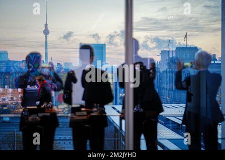 Berlino, Germania. 14th Dec, 2022. I membri del governo scattano foto dell'alba all'inizio della riunione del Gabinetto federale presso la Cancelleria federale. Credit: Kay Nietfeld/dpa/Alamy Live News Foto Stock