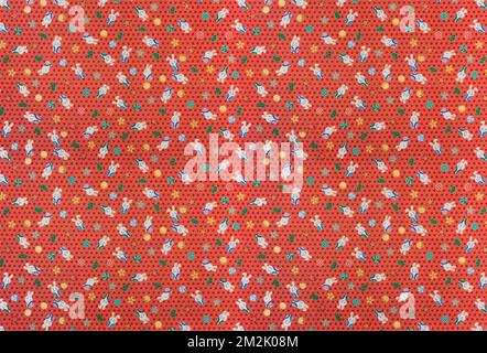 Fotografia di un grande tessuto furoshiki giapponese illustrato stampato con graziosi conigli in kimono simbolo di fortuna, muovendosi in avanti e intelligente aga Foto Stock