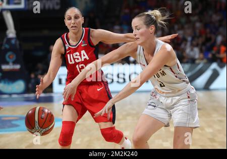 US' Diana Taurasi and Belgian Cats Kim Mestdagh fight for the ball during a basketball game between Belgium's national team 'the Belgian Cats' and United States, in the semi finals of the FIBA women's Basketball World Cup, in Tenerife, Spain, Saturday 29 September 2018. BELGA PHOTO VIRGINIE LEFOUR Stock Photo