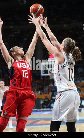 US' Diana Taurasi e Belga Cats Emma Meesseman combattono per la palla durante una partita di basket tra la nazionale belga 'The Belgian Cats' e gli Stati Uniti, nelle semifinali della Coppa del mondo di pallacanestro femminile FIBA, a Tenerife, Spagna, sabato 29 settembre 2018. BELGA PHOTO VIRGINIE LEFOUR Foto Stock