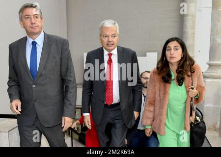 Il Vice primo Ministro e Ministro degli interni Jan Jambon, Segretario di Stato per la povertà, le pari opportunità, la scienza e le grandi città, Zuhal Demir e il Vice primo Ministro e Ministro degli esteri Didier Reynders, raffigurati nel corso di una conferenza stampa sui lavori di ristrutturazione dei tetti dei tre musei, il museo d'arte e di storia, Il Museo reale delle forze armate e della storia militare e il Museo Autoworld, tutti nel parco del Giubileo, a Bruxelles, giovedì 04 ottobre 2018. FOTO DI BELGA DIRK WAEM Foto Stock