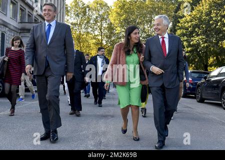 Il Vice primo Ministro e Ministro degli interni Jan Jambon, Segretario di Stato per la povertà, le pari opportunità, la scienza e le grandi città, Zuhal Demir e il Vice primo Ministro e Ministro degli esteri Didier Reynders, raffigurati nel corso di una conferenza stampa sui lavori di ristrutturazione dei tetti dei tre musei, il museo d'arte e di storia, Il Museo reale delle forze armate e della storia militare e il Museo Autoworld, tutti nel parco del Giubileo, a Bruxelles, giovedì 04 ottobre 2018. FOTO DI BELGA DIRK WAEM Foto Stock