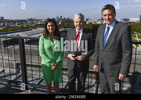 Il Segretario di Stato per la povertà, le pari opportunità, la scienza e le grandi città, Zuhal Demir, il Vice primo Ministro e Ministro degli esteri Didier Reynders e il Vice primo Ministro e Ministro degli interni Jan Jambon sono posti in cima all'edificio dopo una conferenza stampa sui lavori di ristrutturazione dei tetti dei tre musei, Il museo d'arte e storia, il Museo reale delle forze armate e della storia militare e il museo Autoworld, tutto nel parco del Giubileo, a Bruxelles, giovedì 04 ottobre 2018. FOTO DI BELGA DIRK WAEM Foto Stock