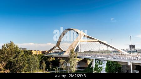 Ponte del terzo millennio (Puente del Tercer Milenio). Architettura moderna a Saragozza, Spagna Foto Stock