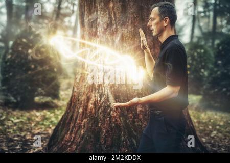 il flusso di energia magica che emana dalle mani dell'uomo. Concetto di trattamento. Foto Stock