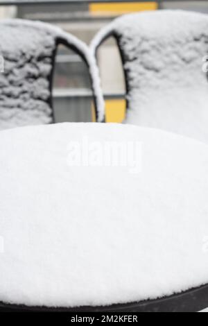 foto di sedie e tavolo nella neve sul balcone Foto Stock