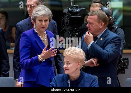 Primo ministro del Regno Unito Theresa May, Danimarca il primo ministro Lars Lokke Rasmussen e il presidente della Lituania Dalia Grybauskaite hanno raffigurato nel corso di un tour il tavolo all'inizio di una riunione, il secondo giorno della riunione al vertice dell'UE, giovedì 18 ottobre 2018, Presso la sede dell'Unione europea a Bruxelles. BELGA FOTO PISCINA DANNY GYS Foto Stock