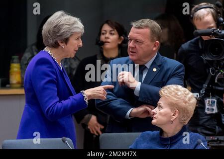 Primo ministro del Regno Unito Theresa May, Danimarca il primo ministro Lars Lokke Rasmussen e il presidente della Lituania Dalia Grybauskaite hanno raffigurato nel corso di un tour il tavolo all'inizio di una riunione, il secondo giorno della riunione al vertice dell'UE, giovedì 18 ottobre 2018, Presso la sede dell'Unione europea a Bruxelles. BELGA FOTO PISCINA DANNY GYS Foto Stock