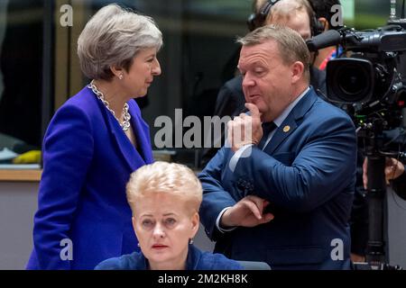 Primo ministro del Regno Unito Theresa May, il presidente della Lituania Dalia Grybauskaite e il primo ministro della Danimarca Lars Lokke Rasmussen hanno raffigurato nel corso di un tour il tavolo all'inizio di una riunione, il secondo giorno della riunione al vertice dell'UE, giovedì 18 ottobre 2018, Presso la sede dell'Unione europea a Bruxelles. BELGA FOTO PISCINA DANNY GYS Foto Stock