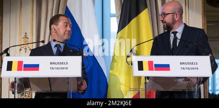 Il primo ministro russo Dimitry Medvedev e il primo ministro belga Charles Michel rispondono alle domande dopo un incontro tra il primo ministro belga Michel e il suo omologo russo Medvedev, a Bruxelles, venerdì 19 ottobre 2018. BELGA FOTO BENOIT DOPPAGNE Foto Stock