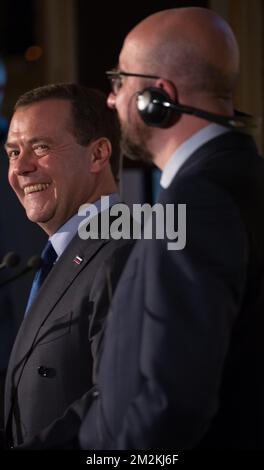 Il primo ministro russo Dimitry Medvedev e il primo ministro belga Charles Michel rispondono alle domande dopo un incontro tra il primo ministro belga Michel e il suo omologo russo Medvedev, a Bruxelles, venerdì 19 ottobre 2018. BELGA FOTO BENOIT DOPPAGNE Foto Stock