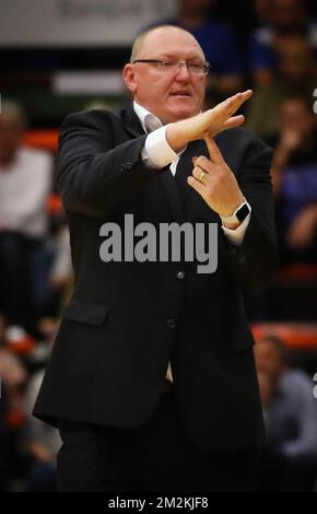 Daniel Goethals, allenatore capo di Mons, si è fatto un gesto durante la partita di basket tra Bruxelles e Mons-Hainaut, venerdì 19 ottobre 2018 a Bruxelles, la quarta partita della prima divisione belga della 'EuroMillions League'. BELGA PHOTO VIRGINIE LEFOUR Foto Stock