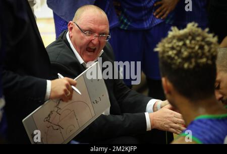 Daniel Goethals, allenatore capo di Mons, si è fatto un gesto durante la partita di basket tra Bruxelles e Mons-Hainaut, venerdì 19 ottobre 2018 a Bruxelles, la quarta partita della prima divisione belga della 'EuroMillions League'. BELGA PHOTO VIRGINIE LEFOUR Foto Stock