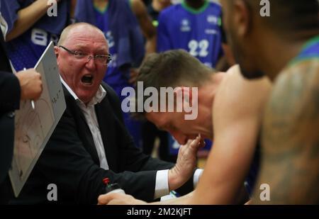 Daniel Goethals, allenatore capo di Mons, si è fatto un gesto durante la partita di basket tra Bruxelles e Mons-Hainaut, venerdì 19 ottobre 2018 a Bruxelles, la quarta partita della prima divisione belga della 'EuroMillions League'. BELGA PHOTO VIRGINIE LEFOUR Foto Stock