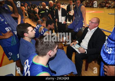 Daniel Goethals, allenatore capo di Mons, si è fatto un gesto durante la partita di basket tra Bruxelles e Mons-Hainaut, venerdì 19 ottobre 2018 a Bruxelles, la quarta partita della prima divisione belga della 'EuroMillions League'. BELGA PHOTO VIRGINIE LEFOUR Foto Stock