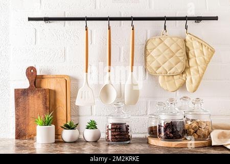 splendida area di stoccaggio su un moderno piano cucina. vari vasi di vetro con prodotti sfusi. tavole di legno. Foto Stock
