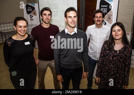 Charlotte Van Calster, Martin Francois, Quentin Verstappen, Christophe Marquez e Noemi Grandjean propongono per il fotografo durante il lancio della prima compagnia di telefonia mobile cooperativa belga, a Bruxelles, sabato 27 ottobre 2018. BELGA FOTO HATIM KAGHAT Foto Stock