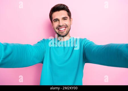 Primo piano selfie foto cadre di giovane uomo d'affari di successo indossare blu pullover toothy beaming denti bianchi isolati su sfondo di colore rosa pastello Foto Stock