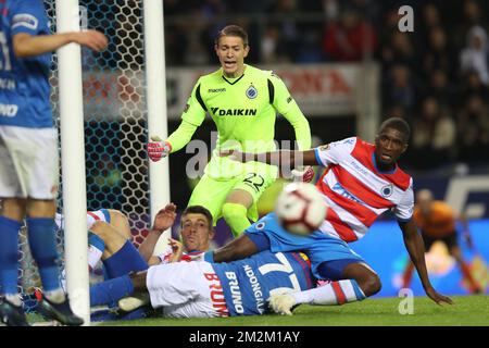 Brandon Mechele del Club, il portiere del Club Ethan Horvath, Dieumanci Ndongala di Genk e Clinton Mata del Club combattono per la palla durante una partita di calcio tra KRC Genk e il Club Brugge, sabato 03 novembre 2018 a Genk, il 14th° giorno della stagione calcistica belga 2018-2019 della 'Jupiler Pro League'. FOTO DI BELGA BRUNO FAHY Foto Stock