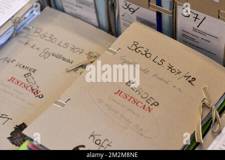 L'immagine mostra le cartelle con i file dei casi, all'inizio del processo 'Kasteelmoord' (Castle omicidio), lunedì 12 novembre 2018, presso la corte d'appello di Gent. Andre Gusselbrecht, Pierre Serry, Franciscus Larmit ed Evert de Clercq sono i quattro accusati nel cosiddetto "kasteelmoord" a Stijn Saelens, nella sua casa, un castello a Wingene, nella provincia delle Fiandre Occidentali. Il 31 gennaio 2012 Saelens scomparve misteriosamente dal suo castello. Il suo corpo è stato trovato nel febbraio 2012 in una proprietà vicina. SAELENS era il genero di Andre Gyselbrecht. FOTO DI BELGA DIRK WAEM Foto Stock